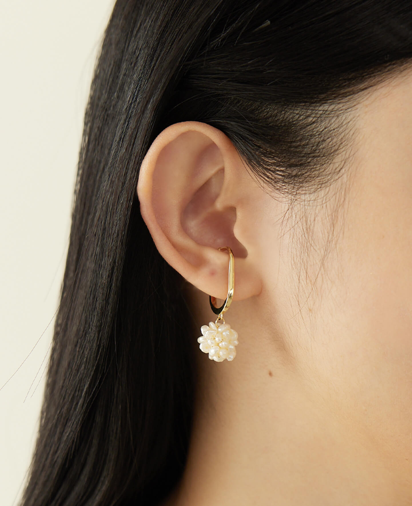 珍珠花球。耳骨夾式耳環(一對)【2-20158】