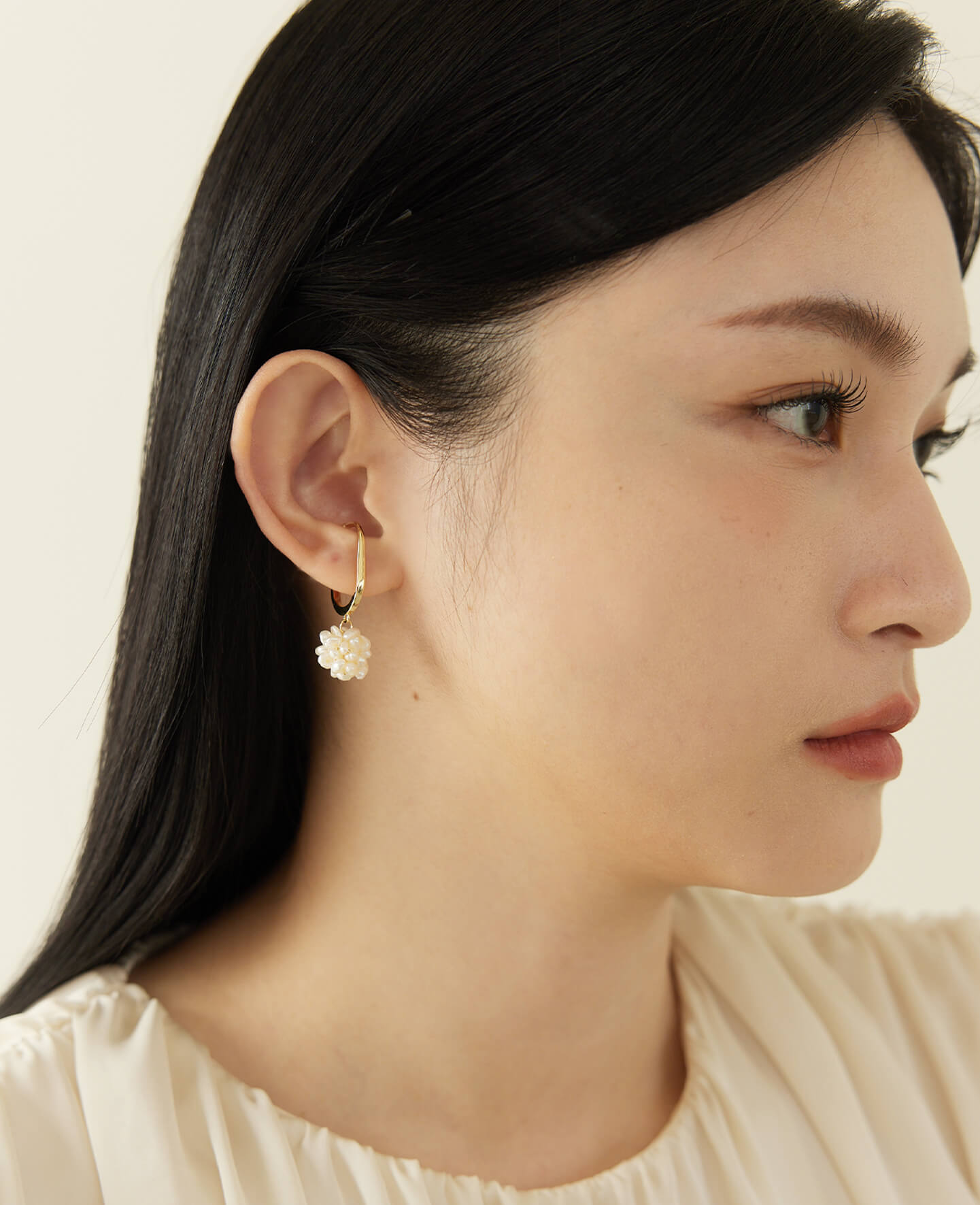 珍珠花球。耳骨夾式耳環(一對)【2-20158】