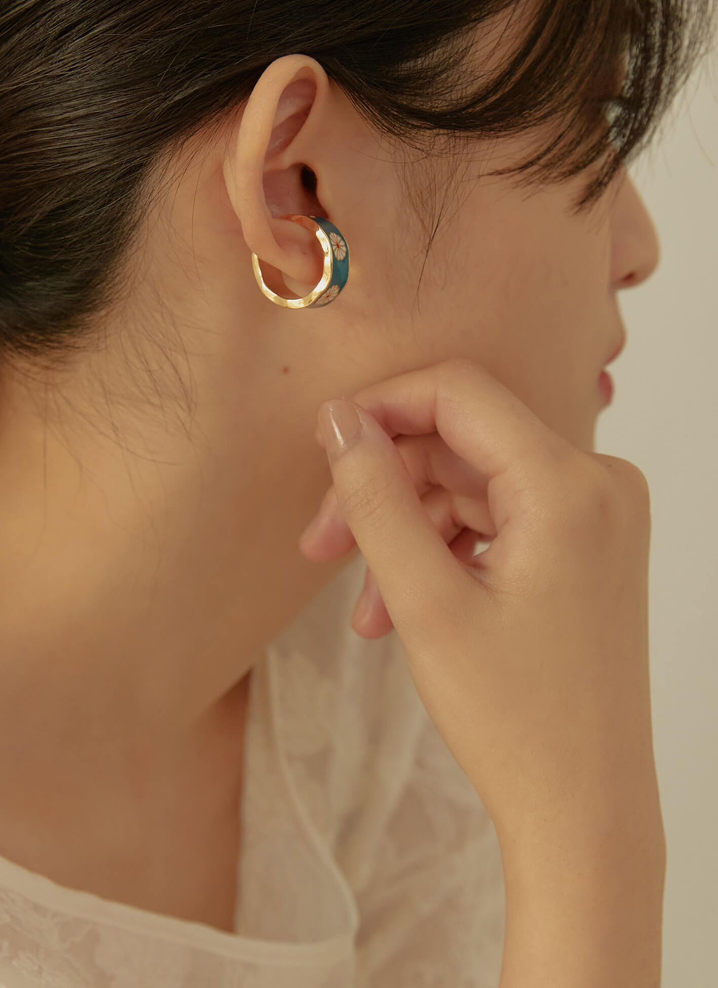 藍花。耳骨夾式耳環(單個)