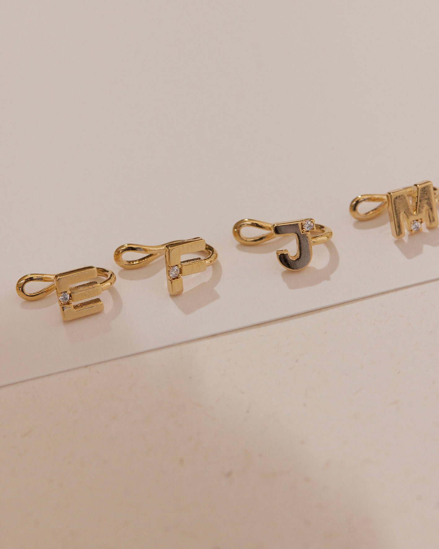Letters。耳骨夾式耳環(單個)